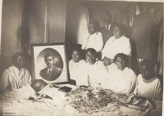 0004 Anonyme. Veillée funèbre. Années 1920