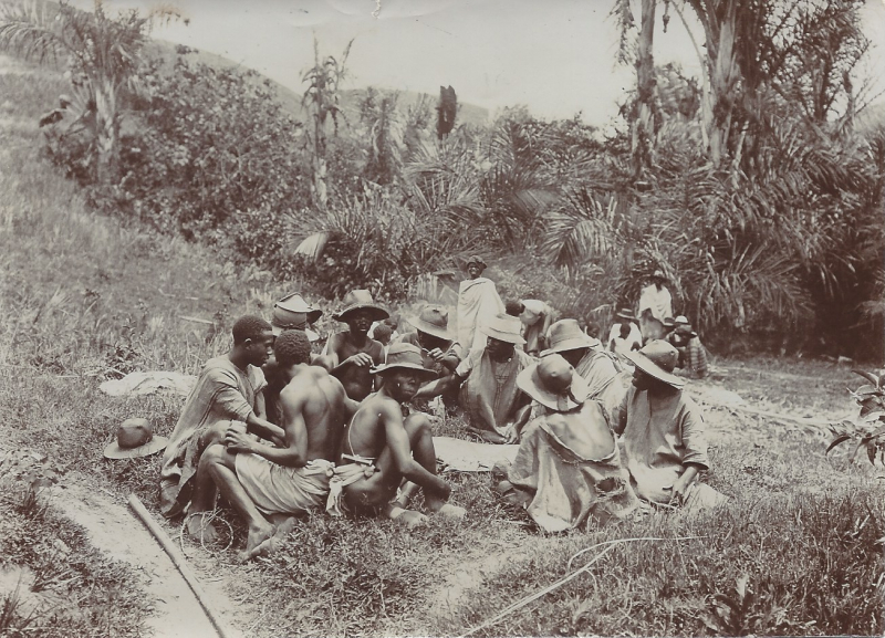 Cliché n° 10 : Rasolonjatovo « Bearers’s diner on road ». ca.1910 ?
