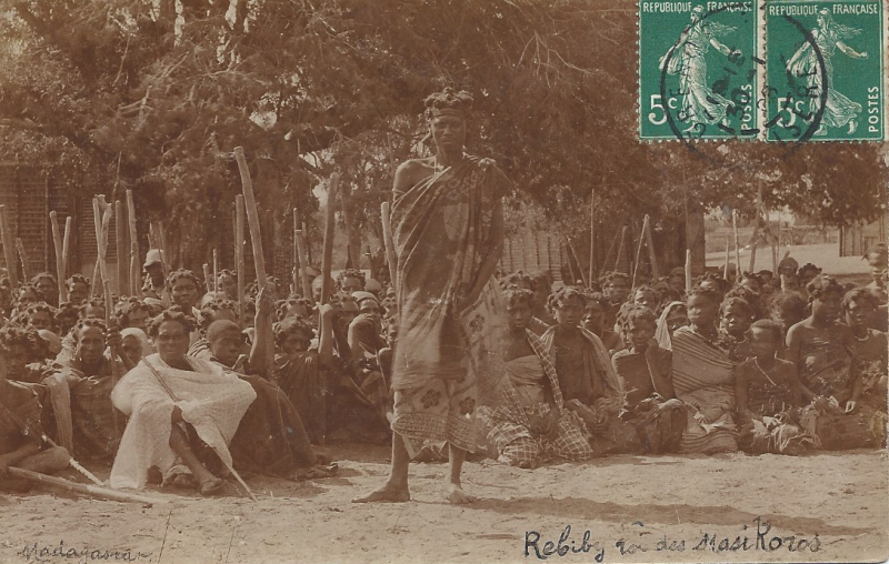 Cliché n° 19 : Rebiby, roi des Masikoro (de Tuléar) 1902. Photo militaire. Format carte postale.