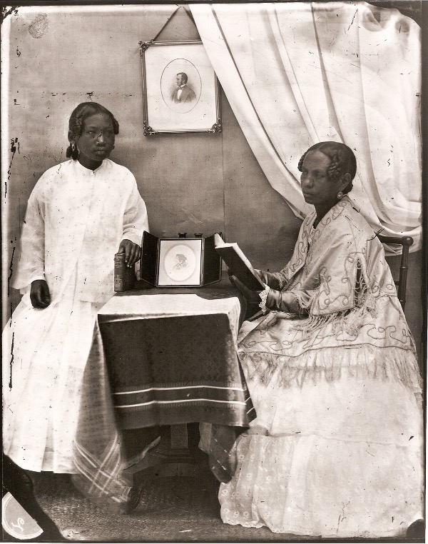 Cliché n° 2 : Rev. W. Ellis. Les deux servantes, ca.1860
