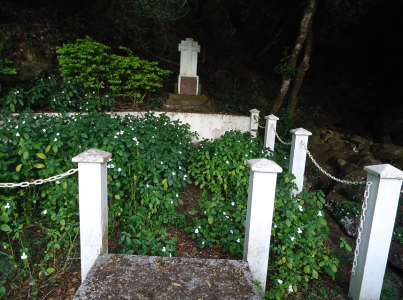 Monument érigé au 16e km de la route de La Montagne
