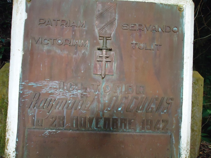 Détail de la stèle au 16e km