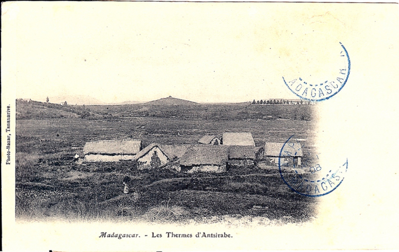 Photo 1 : Les thermes d’Antsirabe vers 1900, vus du nord (cachet postal de 1908), sur le site de Ranomafana (qui signifie « eau chaude »). Au-delà des constructions, le fond marécageux où sera aménagé en 1923 le plan d’eau qu’on dénommera aussi lac Ranomafana