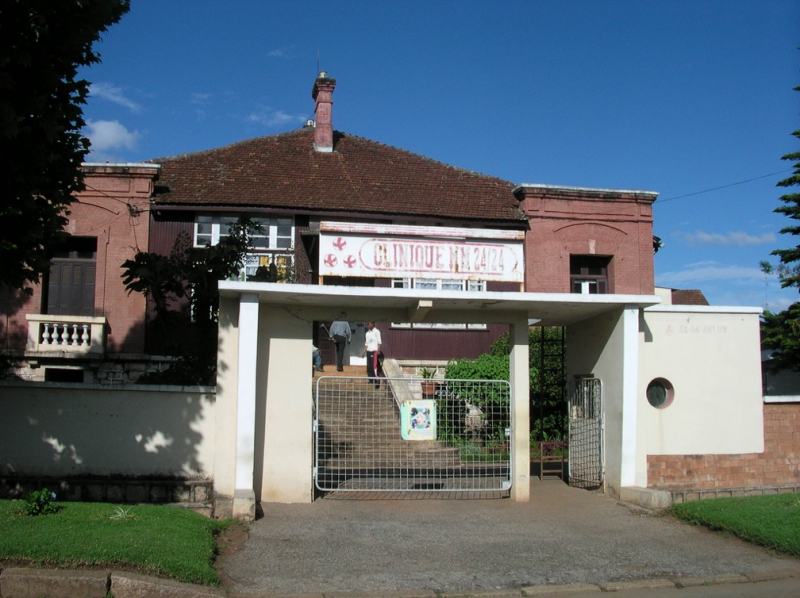 Photo 9 : L’ancienne villa Les Peupliers devenue clinique privée (novembre 2011). Malgré de nombreux changements (varangue transformée en véranda, clôture extérieure, portail d’entrée…), on reconnaît la cheminée, la toiture, les deux ailes de la façade privées de leur balustrade sommitale