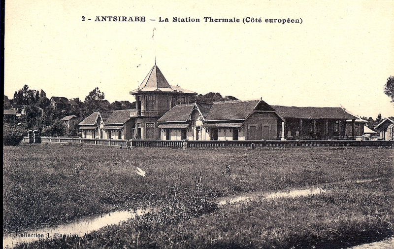 Photo 2 : Le nouvel établissement thermal inauguré en 1916. Façade nord. Au premier plan, zone marécageuse