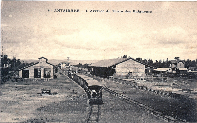 Photo 7 : L’arrivée du « train des baigneurs », en provenance de Tananarive, dans les années 1920 (ligne ouverte en 1923). La dénomination du train tend à prouver qu’il existait alors un flux régulier de clients pour l’établissement thermal