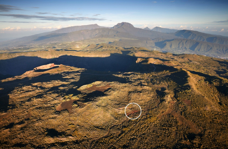Fig. 1 : Localisation de la caverne des Lataniers sur une vue aérienne réalisée en 2017