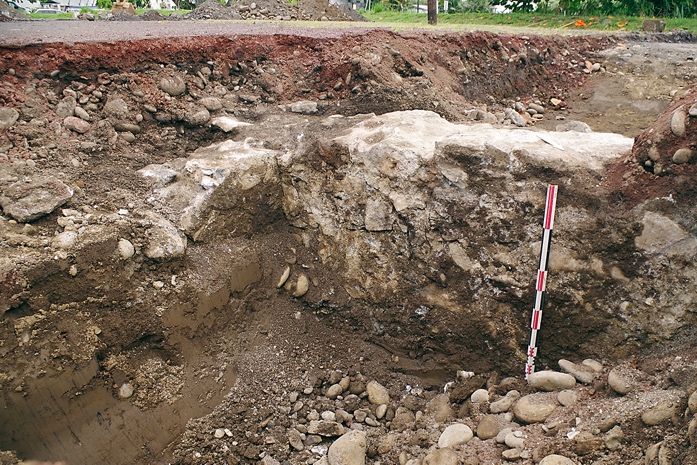 Fig. 15 : L’angle sud-est des fondations de la halle à marchandises contre lesquelles viennent s’appuyer les remblais de galets de la plateforme ferroviaire
