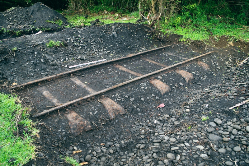 Fig. 17 : Vue longitudinale de la section de voie conservée dans le sondage 16. On distingue au premier plan la jonction des sections de rails, raccordées entre elles par des éclisses boulonnées