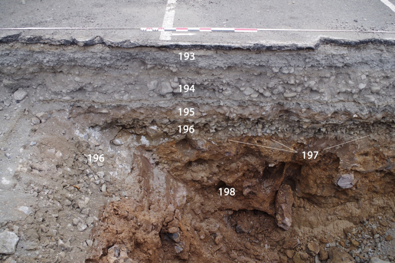 Fig. 6 : Stratigraphie de l’extrémité sud du sondage 40, sur laquelle apparaît la couche de ballast Us 196, correspondant à l’une des voies secondaires de la gare de Saint-Denis