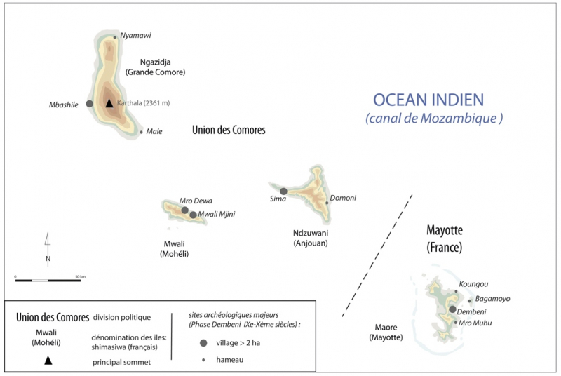 Fig. 2 : Carte des principaux sites anciens aux Comores : l’archipel des Comores, dès la fin du premier millénaire, présente une culture matérielle commune rattachée à la phase Dembeni (IXe-XIe siècles). Les siècles ultérieurs sont caractérisés par une densification des sites archéologiques accompagnant une expansion démographique et une colonisation agricole accrue de de ces îles