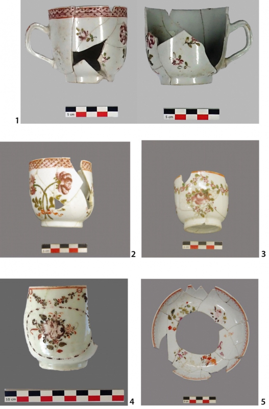 Fig. 7 : La vaisselle de table en porcelaine chinoise fine polychrome, n° 1-4, tasses à café, n° 5 soucoupe, décor en vert et rouge, site de Saint-Paul Entrée Est, fin du XVIIIe siècle