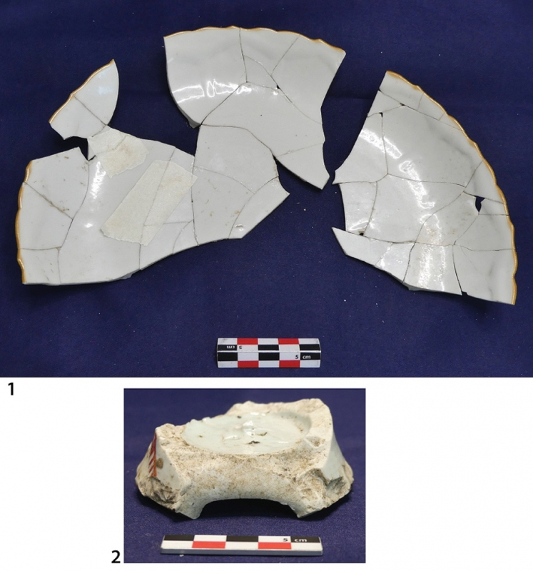 Fig. 8 : La vaisselle de table en porcelaine chinoise blanche, n° 1 coupe à filet doré ; n° 2, salière à décor rouge et vert, site de Saint-Paul Entrée Est, fin du XVIIIe siècle