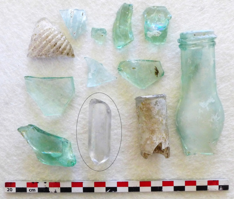 Fig. 10 : Fragments d’entonnoir et de bouteilles de l’habitation sucrerie Grand Fond de Saint-Paul à La Réunion
