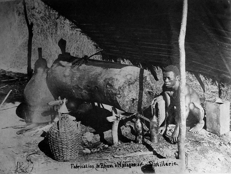 Fig. 3 : Fabrication du rhum à Madagascar. Album photographique titré « Souvenir de mes voyages à Madagascar, au Sénégal et au Congo » constitué Fernando Oliveda, administrateur colonial. Daguerréotype d’époque montée sur feuille et légendée à l’encre, 1868-1895