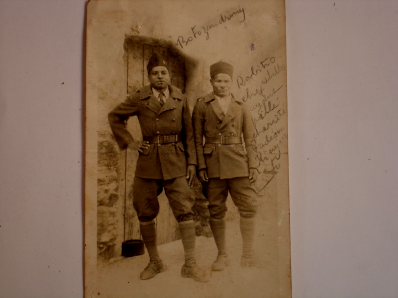 Rabitro (à droite), à l’époque où il servait dans l’armée française. Chef de guerre dans la région d’Anosimparihy-Andonabe, fusillé en octobre 1947