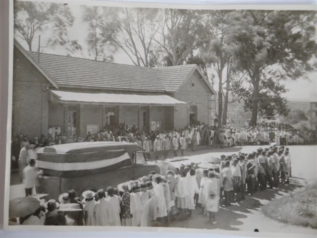 Passage à Ambositra du convoi funèbre du Gouverneur Andriamanamihaja