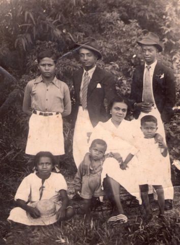 Cécile Rasoazanany et ses deux enfants en 1946. Derrière elle, ses deux frères et un neveu. Épouse du conseiller provincial nationaliste Charles Randrianarisoa, et pasionaria du MDRM, elle trouva la mort dans le drame du 8-9 mai 1947 à Mananjary