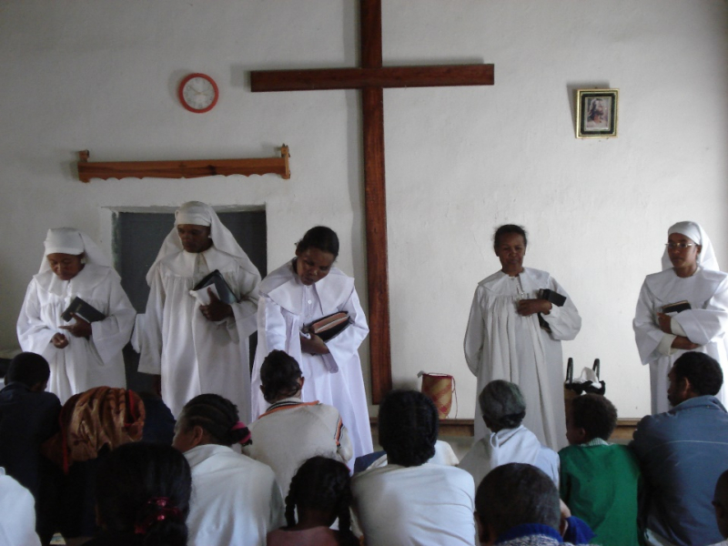 Imposition des mains dans la salle de prière