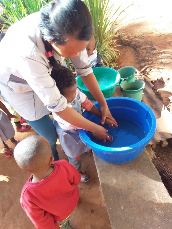 Lavage des mains dans la cour d’école