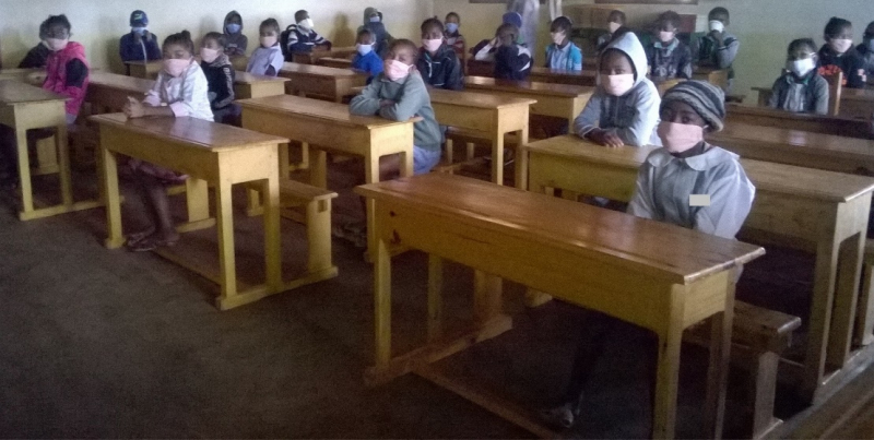 Classe d’élèves du CM2 aménagée selon les recommandations sanitaires