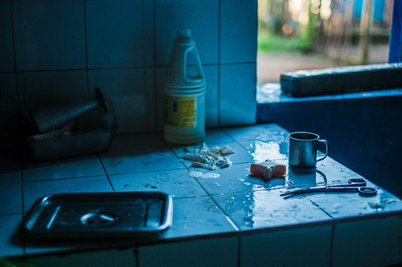 Table de travail de la sage-femme après un accouchement. Centre de Santé d’Amboanjo, juin 2018