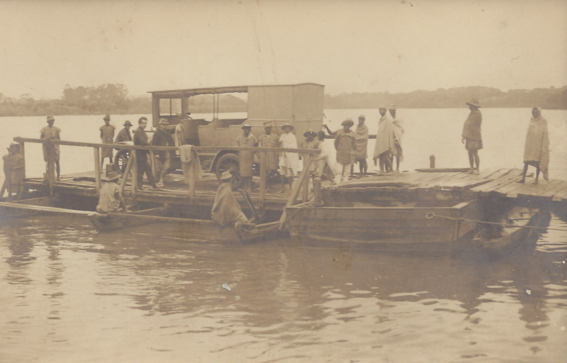 Document 2 : Ce cliché originel de Leygoute est de meilleure qualité que la carte postale qui lui correspond. Ce qui figure ici est la voiture postale de Venot, le Citizen Kane de Mananjary. Jules Venot est arrivé sur la côte est avant 1895. En 1896 il est déjà membre de la Chambre consultative. De ce qui se vend et s’achète, rien ne lui échappe. Et comme il faut bien acheminer voyageurs et courrier, en altruiste, il se dévoue dès 1920. La lagune de l’Est, dont on ne sait jamais où elle commence et comment elle finit, est parfaitement illustrée, dans ce cliché très intuitif