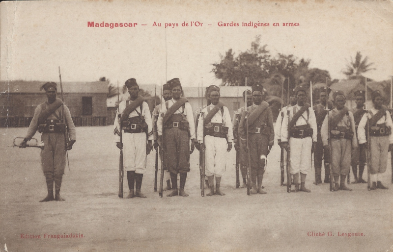 Document 4 : Gardes indigènes en armes (G. Leygoute). Une série de G. Leygoute est intitulée Au pays de l’or, au temps d’Augagneur. La circulation des paillettes d’or sur la route des placers fait qu’une importante force de police est mise en place du temps de la réussite d’Alphonse Mortages, l’homme à la tonne d’or (exactement 600 kg, entre août 1906 et décembre 1907), et de son collègue Grignon sur le site d’Andavakoera. Cela suppose son lot de violences, voire de meurtres, et de grivèleries. Leygoute, fonctionnaire avisé du téléphone et télégraphe, parcourt l’Ouest, le Nord et le Centre de Madagascar. Il est bien malheureux que sa famille n’ait jamais pu retrouver ses plaques de verre. Comme bien d’autres créateurs, il semble qu’il ait été pillé au fur et à mesure des créations 