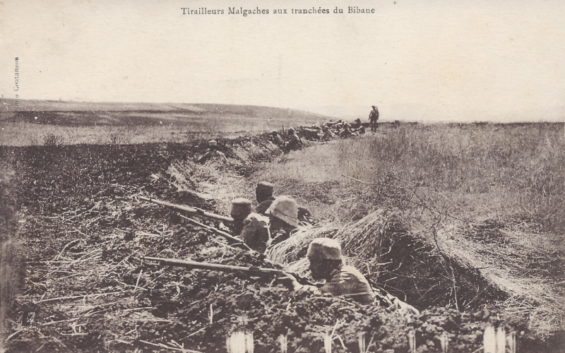 Document 5 : Tirailleurs Malgaches aux tranchées du Bibane. Cette carte n’aurait rien à voir avec Madagascar puisque le Bibane est un épisode sanglant de la guerre du Rif. Mais ce sont des tirailleurs malgaches que nous avons sous les yeux. Cela date de mai 1925 et produit une centaine de morts, uniquement pour ravitailler un poste français. Lyautey, pervers, fait alors les beaux jours du Maroc et se sert de troupes malgaches pour contenir le bled de la dissidence. Qui eût cru que des Malgaches devinssent un jour des blédards de la guerre coloniale ? (voir J.-P. Charnay, La guerre du Rif. 1984.) Ce mauvais cliché permet qu’une turpitude historique puisse être remémorée près d’un siècle après les faits. Un mauvais cliché est bien meilleur que le déni de l’histoire.