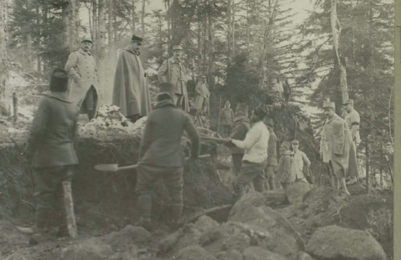 Beaucoup d’hommes sont employés aux travaux de construction. Les fonds iconographiques de la Bibliothèque de Documentation Internationale Contemporaine et de la Médiathèque de la Défense renferment une trentaine de clichés montrant ces hommes en train de bâtir une route dans la neige du ballon d’Alsace en 1917