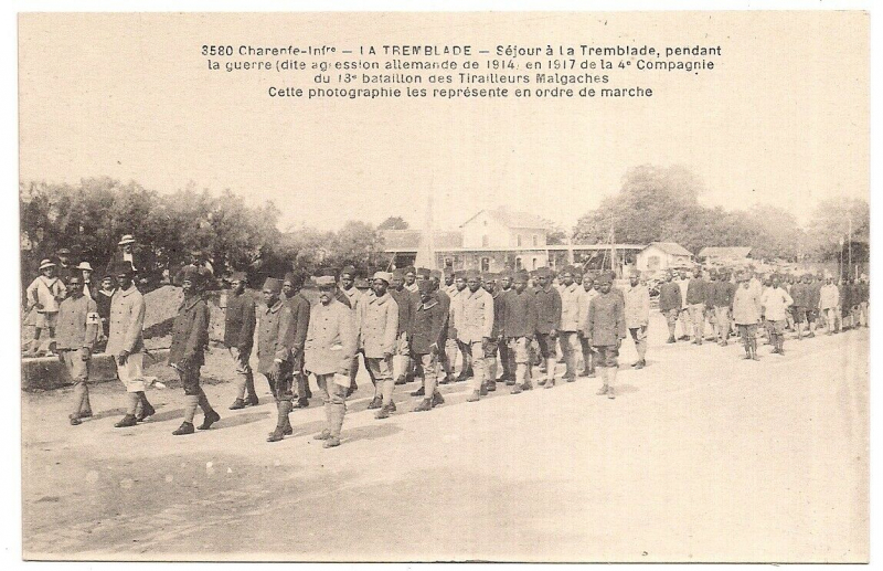 Tirailleurs malgaches de la 4e compagnie du 13e bataillon, à l’automne 1917 en Charente-Maritime, à la Tremblade. Carte postale