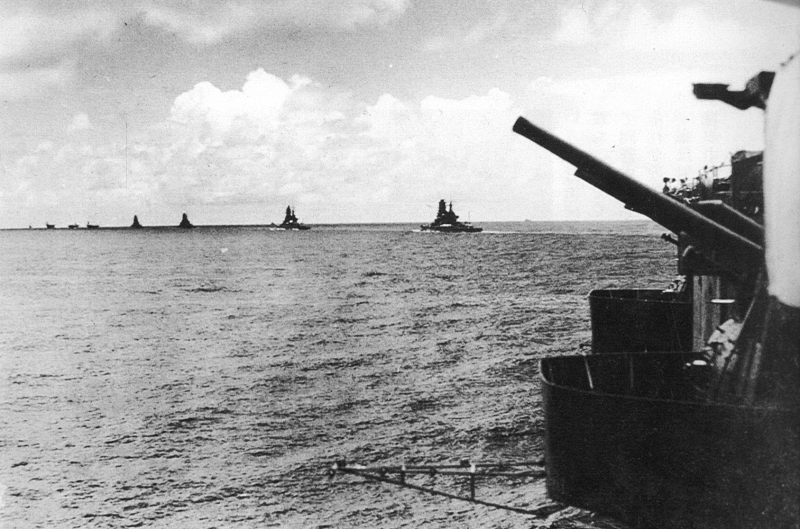 Document 4 : Une partie de la flotte impériale japonaise poursuit son avance dans l’océan Indien en mars1942 : de gauche à droite, les navires Akagi, Sōryū, Hiryū, Hiei, Kirishima, Haruna, et Kongō. Ces navires œuvrent de concert avec la flottille de sous-marins. La photographie est prise depuis le navire Zuikaku