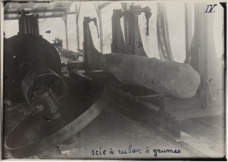 Documents 5 et 6 : Photographies d’une locomotive et d’une scie à ruban dans l’exploitation forestière de M. Henri MARTIN à Madiorano, Fort Carnot (province de Fianarantsoa)