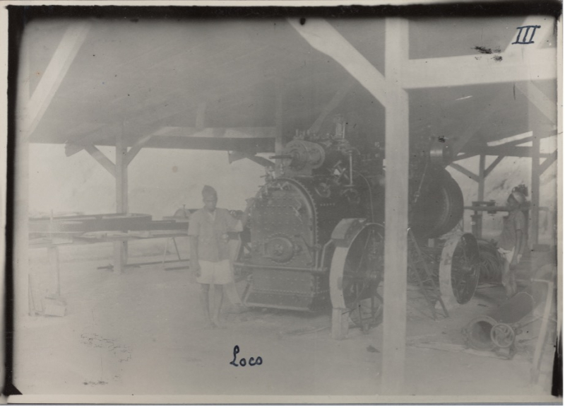 Documents 5 et 6 : Photographies d’une locomotive et d’une scie à ruban dans l’exploitation forestière de M. Henri MARTIN à Madiorano, Fort Carnot (province de Fianarantsoa)