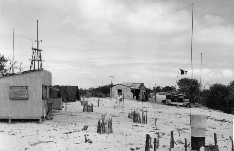 Le camp de fortune et la première station-météo de l’île Europa en 1950