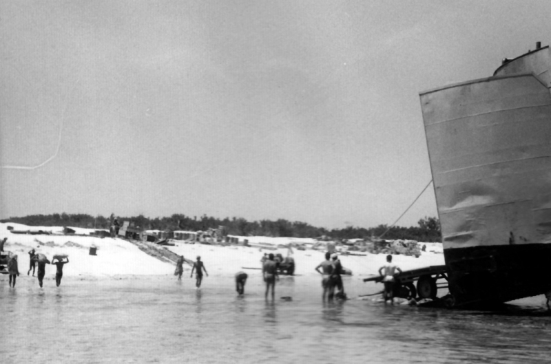 Déchargement du matériel nécessaire à la réfection de la station météo d’Europa, en 1968, par le LCT de la Marine nationale opérant depuis Diego-Suarez