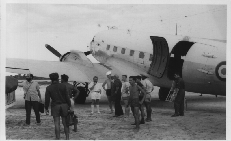 Mission de ravitaillement de la station météo de Tromelin en 1965. Les liaisons se font alors à bord de C-47 Dakota de l’armée de l’Air opérant depuis Ivato