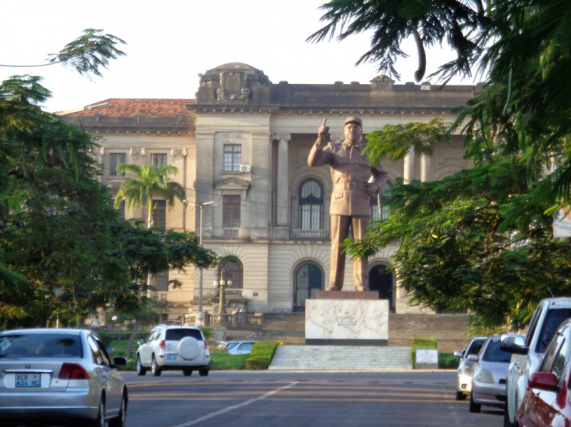 Figure 1 : La statue de Samora Machel est une sculpture en bronze située dans le centre-ville de Maputo sur la partie haute (ou alta) de la ville, au centre de la place de l’indépendance (Praça da Independência), en avant du bâtiment municipal. La statue met en représentation le personnage complexe que fut S. Machel (1933-1986), successivement militaire, révolutionnaire et premier président du Mozambique indépendant en 1975