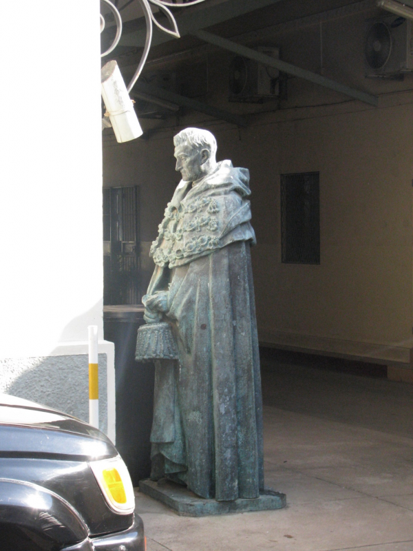 Figure 2 : La statue du général Salazar se retrouve aujourd’hui nichée dans le parking réservé au personnel de la Bibliothèque Nationale de Maputo. À tout le moins peut-on parler d’un « refoulement » spatial. À la vue du positionnement original de la statue, ne confine-t-elle pas de surcroît à une sensation de punition symbolique ? 