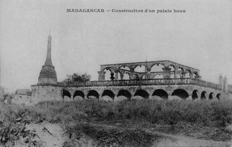 Figure 1 : Cette carte postale nous montre l’état du site du tombeau aux alentours de 1900. L’espace qui l’entoure n’est pas encore aménagé en jardin public. On soulignera la légende, particulièrement surprenante, qui fait du « tombeau de Rainiharo » un palais hova en construction. La « confusion » a très vraisemblablement été faite en France, lors de l’édition de la carte par les Messageries Maritimes. Il n’est pas pensable que quelqu’un, sur place, ait pu commettre une telle erreur. D’ailleurs, d’autres éditions de cette même carte postale seront correctement légendées. Cela doit cependant nous amener à être très prudent avec les légendes des cartes postales de Madagascar, produites autant sur place qu’en métropole21