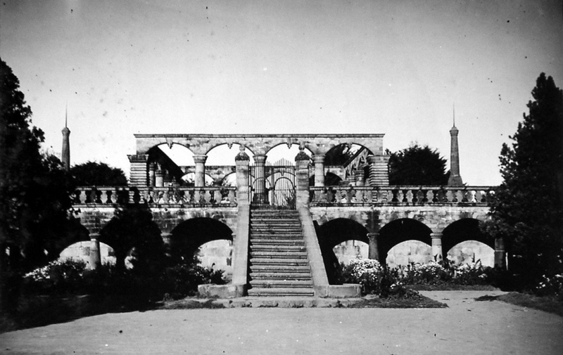 Figure 2 : Le tombeau, après l’aménagement du jardin public 