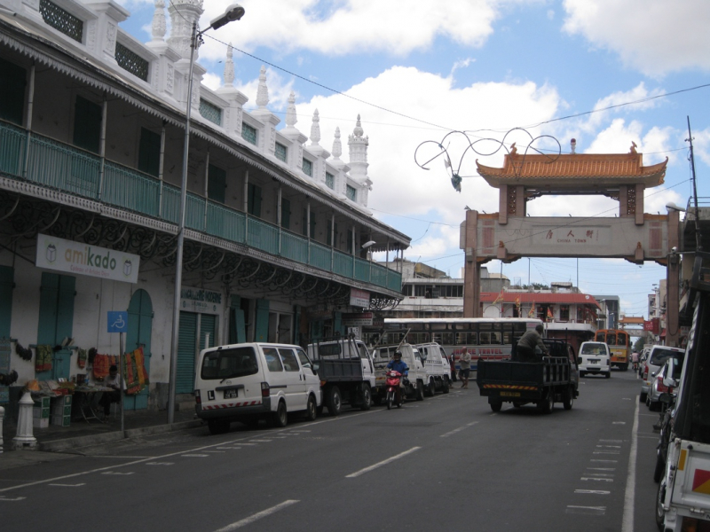 Photo 2 : Le patrimoine bâti identifiant socioculturel des quartiers : mosquée Jummah et porte monumentale du Chinatown