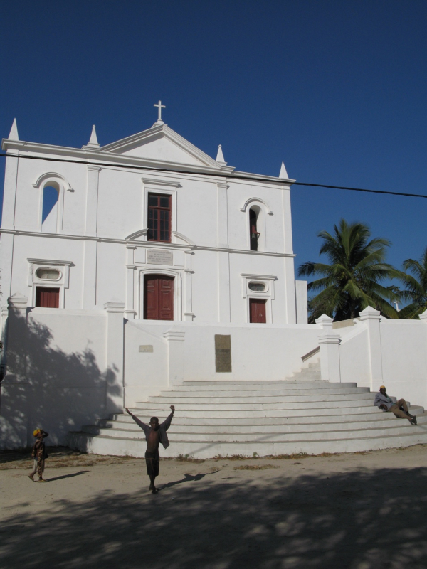 Illustration n° 2. Église de Nossa Senhora da Saúde, sur la place de la Santé ou de Saint João, où se situe également l’hôpital. Il y a un cimetière à côté de l’église où étaient enterrés les morts de l’hôpital